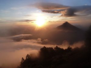 Großartiger Sonnenaufgang über Antigua Guatemala