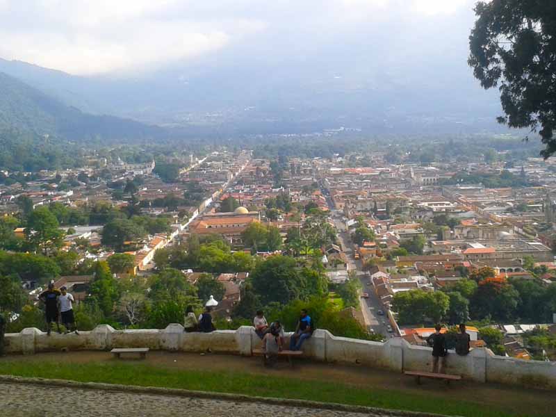 Ausblick auf Antigua guatemala vom cerro de la cruz