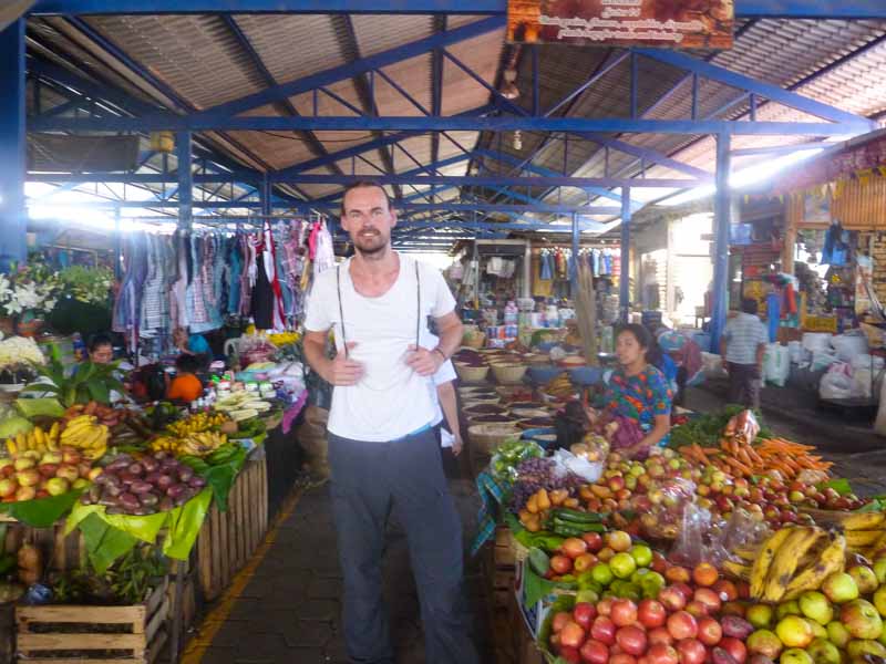 Markt in Antigua mit einer riesigen Auswahl an Früchten und Gemüse