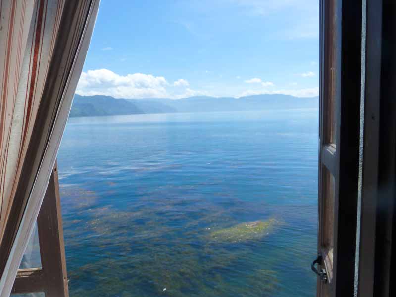 Blick vom Hostel Zimmer auf den Lago Atitlán