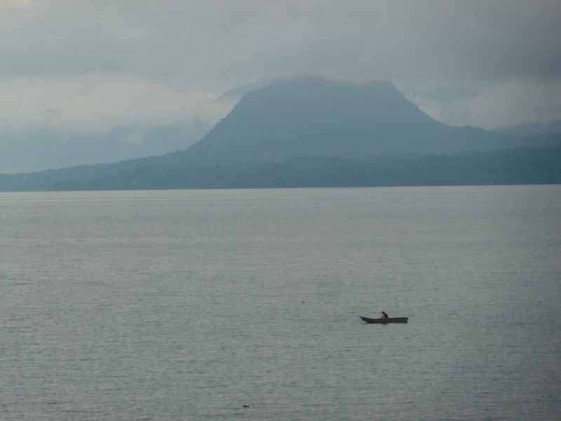 Ein Fischer auf dem Lago de Atitlán