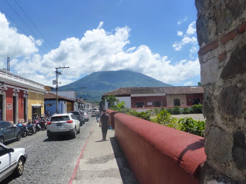 Antigua mit Blick auf die Vulkane