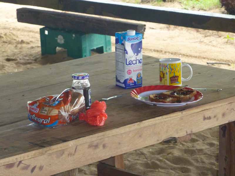 Frühstück am Strand von Bocas del Drago