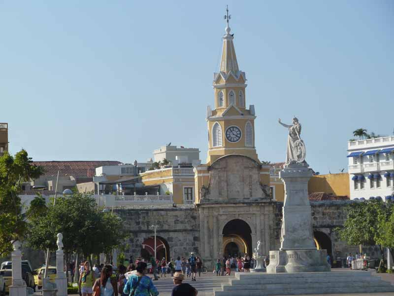 Vor dem Tor zur Altstadt (Puerto del Reloj) in Cartagena