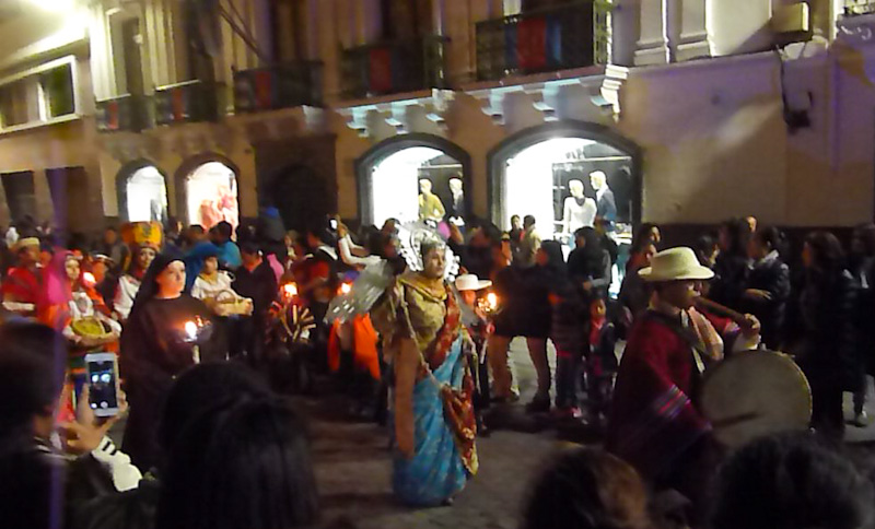 Feierliche Gründonnerstags Prozession in Quito Ecuador