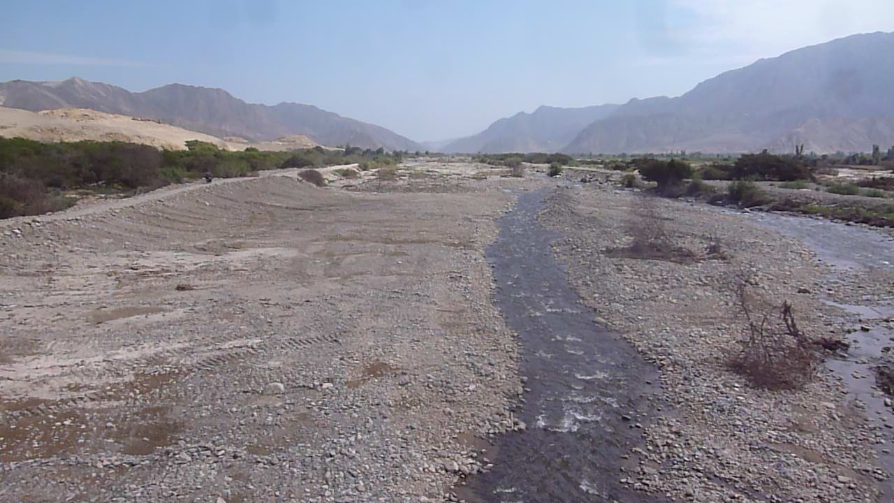 Nahezu ausgetrocknetes Flussbett im trockenen Caral