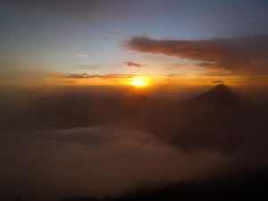Sonnenaufgang mit Blick auf den Vulkan Fuego