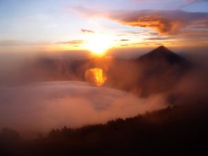 Sonnenaufgang mit Blick auf den Vulkan Fuego in Guatemala