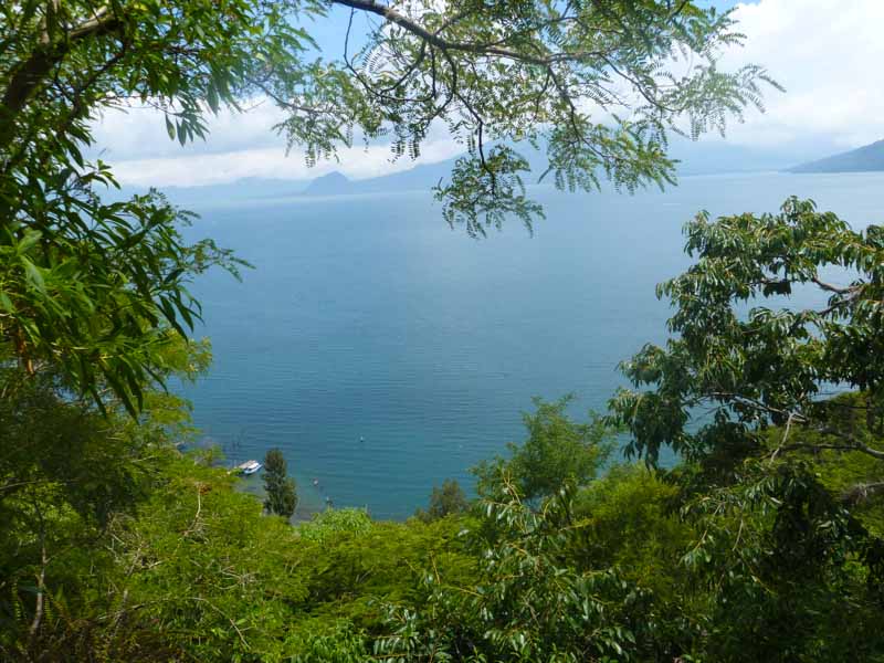 Blick von San Marcos auf den Lago Atitlán