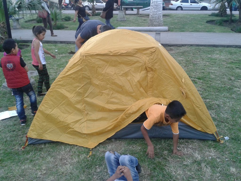. . . die Kids übernehmen mein Zelt . . .