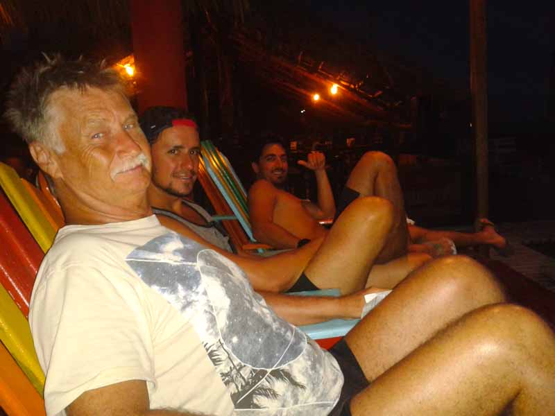 . . . entspannter Abend in Monterrico mit Thomas, Andrew und Daniel . . .