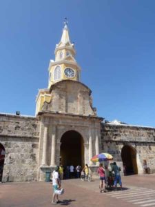 Vor dem Tor zur Altstadt (Pedro del Reloj) Cartagena reiseblog südamerika