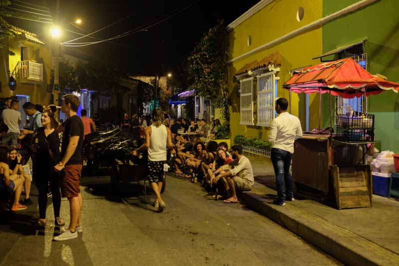 Leben auf den Straßen Cartagenas bei Nacht