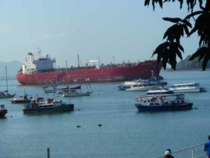 Riesiges Frachtschiff auf dem Panama Kanal alexgehtaufreisen.de