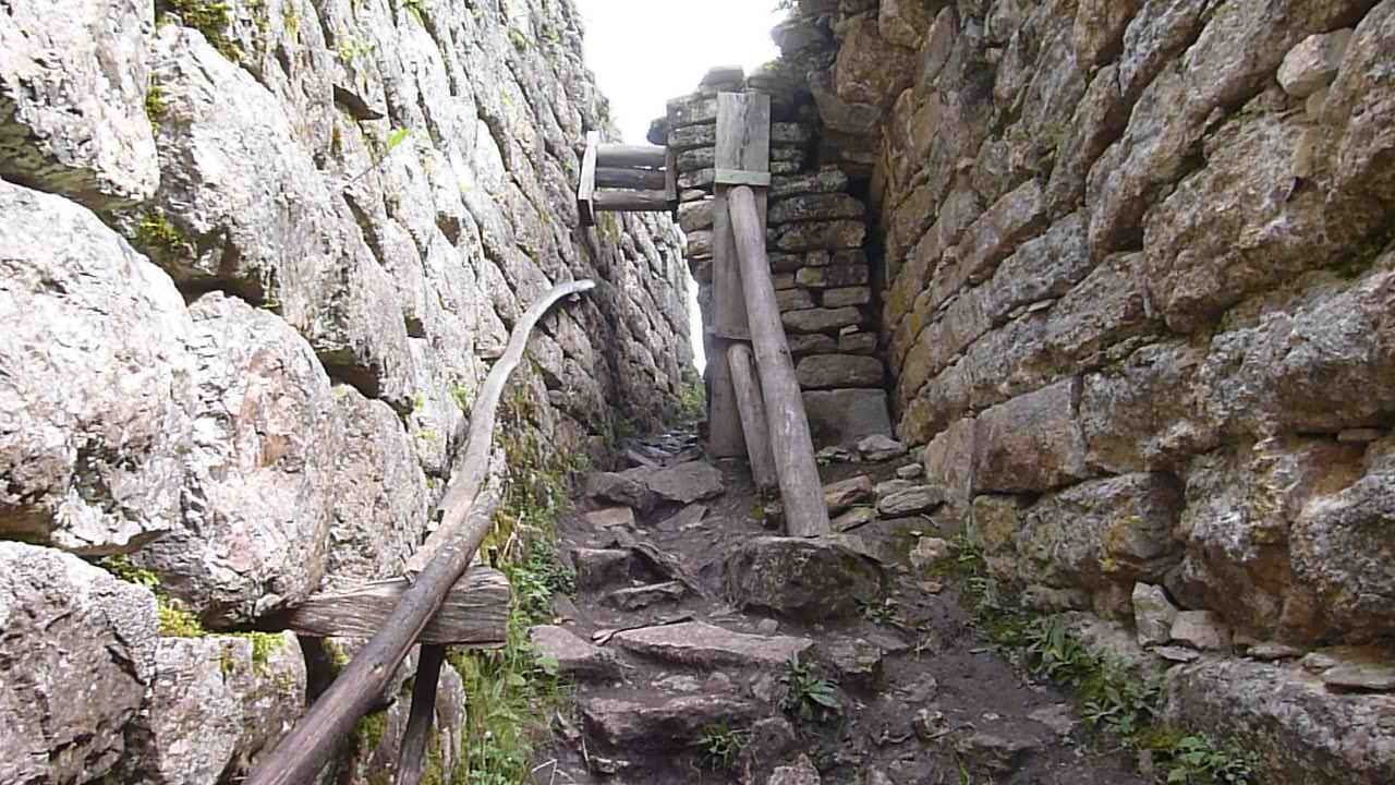 Enger Zugang zur Festung Kuelap